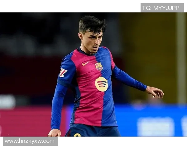 在足球场上哪个明星以优雅风格和极少身体接触而闻名